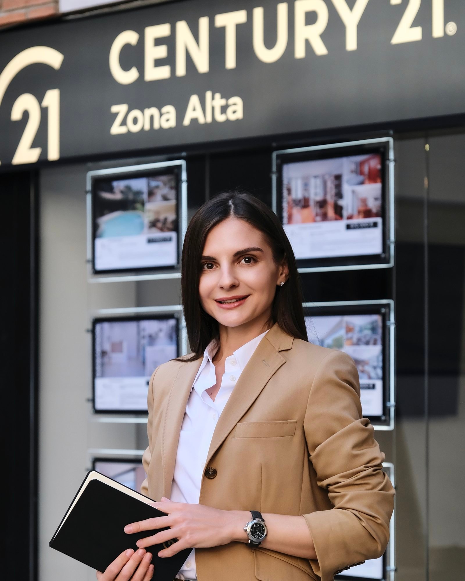 Yanina Struneuskaya outside the CENTURY 21 Zona Alta office in Barcelona